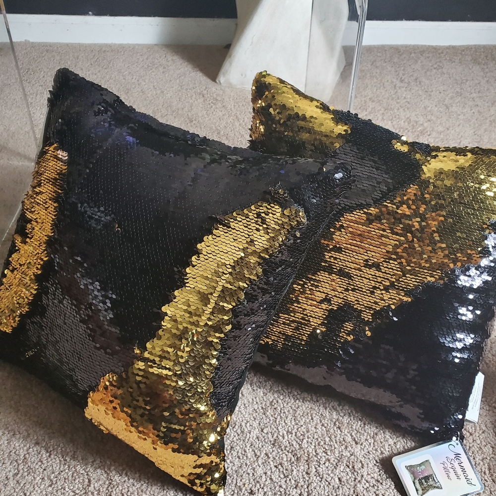 Throw pillows set black gold
